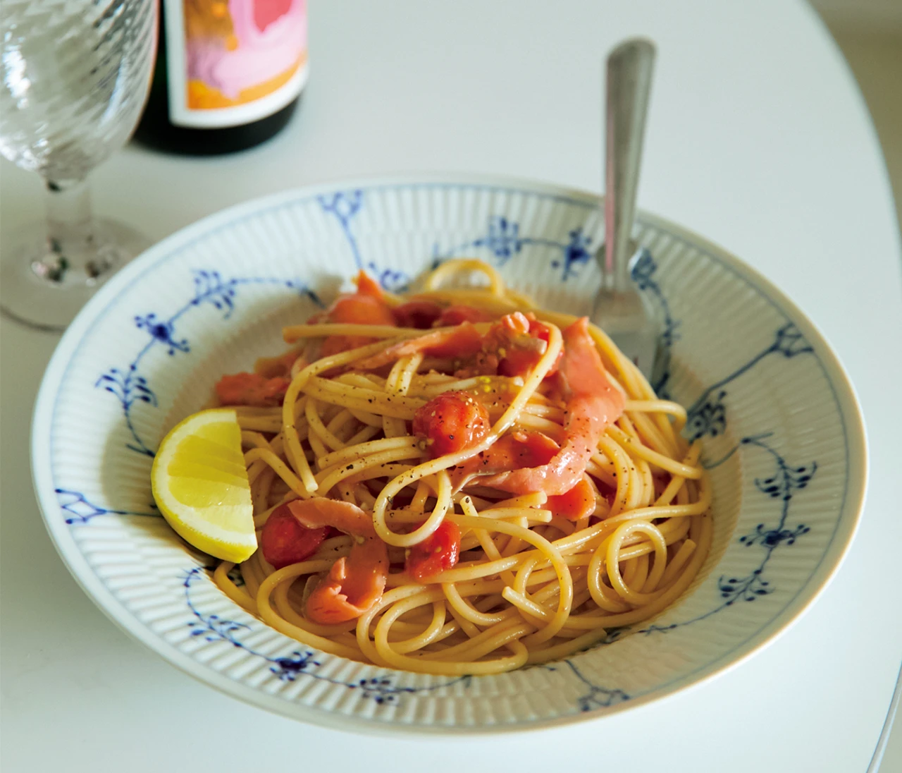 【#長谷川あかり のご自愛ごはん】フレッシュトマトがそのままソース「ミニトマトとスモークサーモンのパスタ」のレシピ