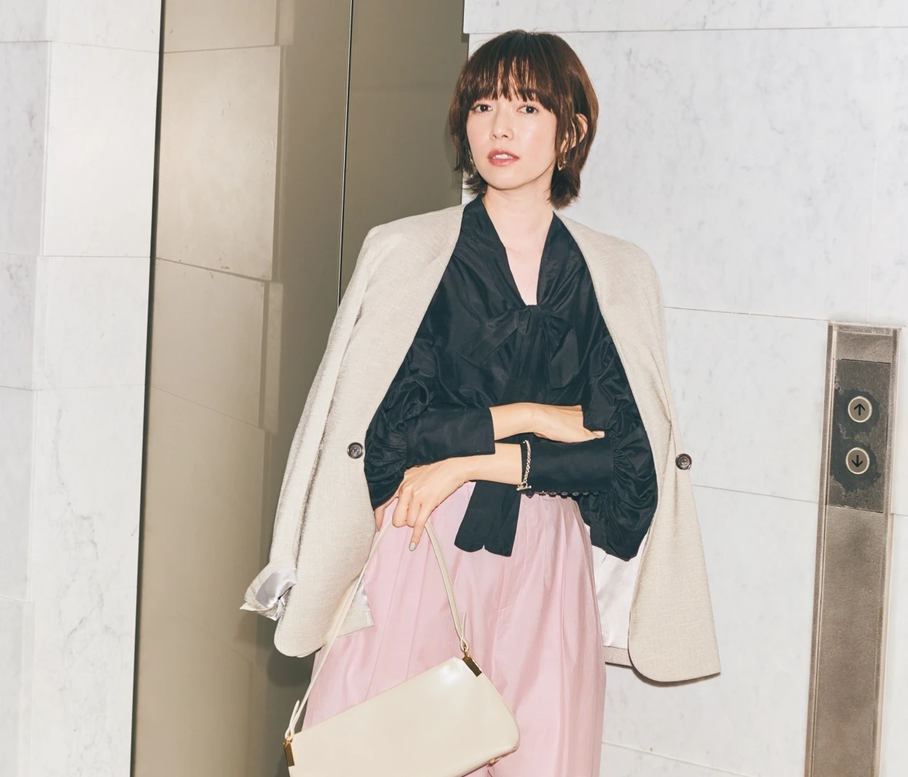 【週3使える「ノーカラージャケット」3選】フェミニン派の最適解！ 着回しコーデも必見