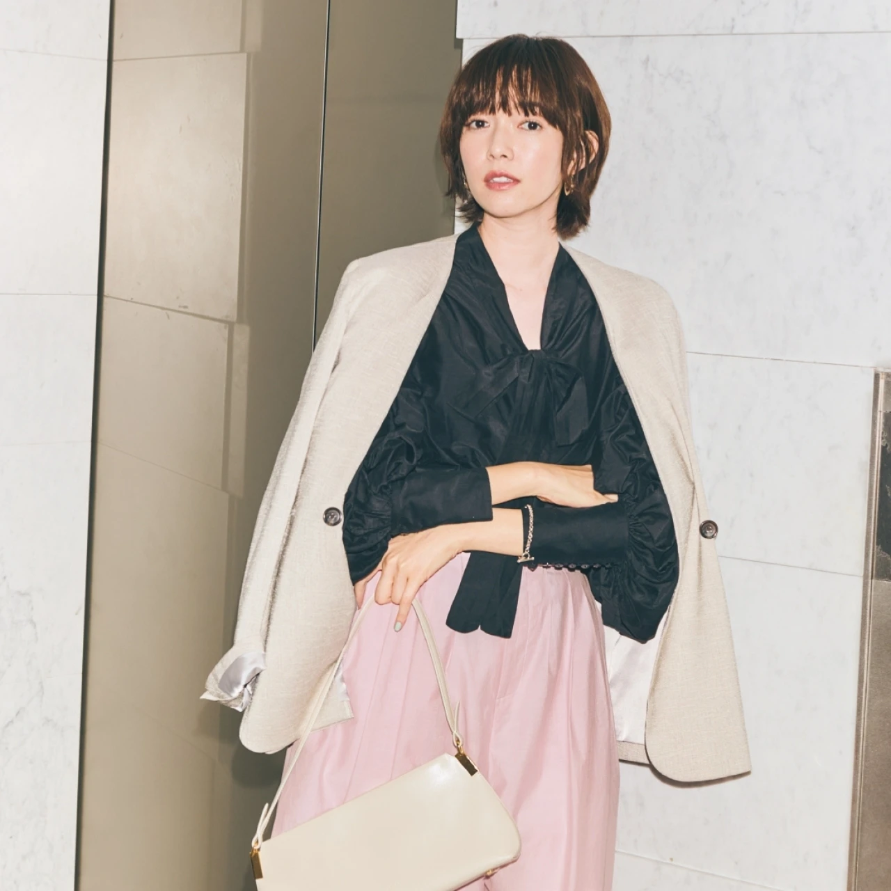 【週3使える「ノーカラージャケット」3選】フェミニン派の最適解！ 着回しコーデも必見