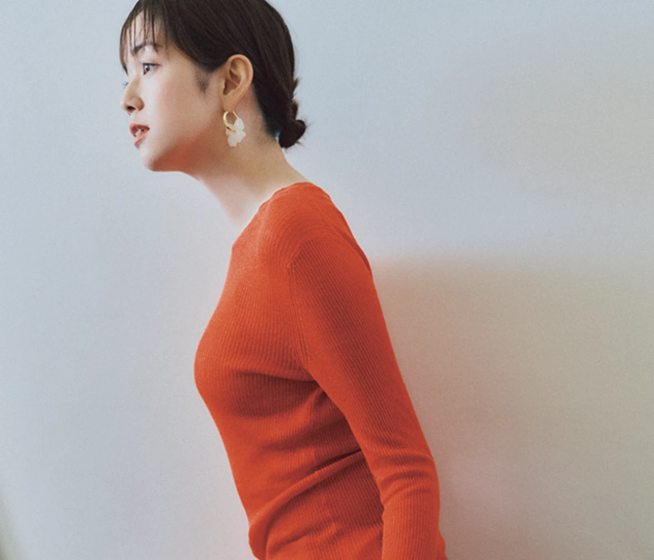 予想最高気温35℃／肩にかけずラフに手持ちしたトートでこなれ感を【BAILA今日のコーデ】