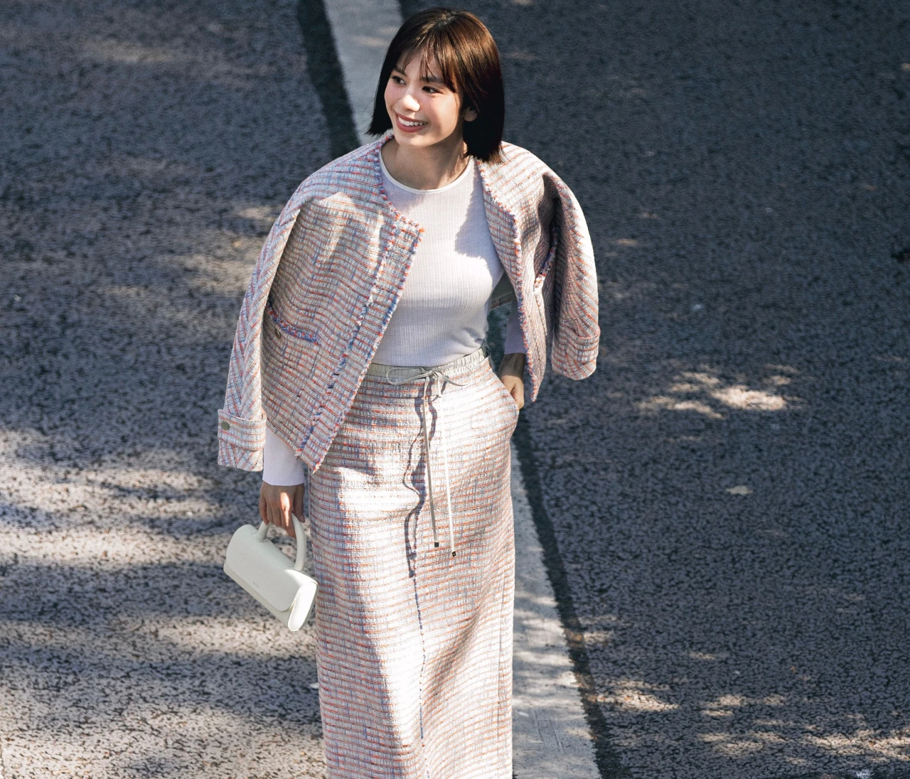 【カラーパンプスコーデ】コンサバの鮮度UPにきれい色シューズが効く【BAILA今日のコーデ】