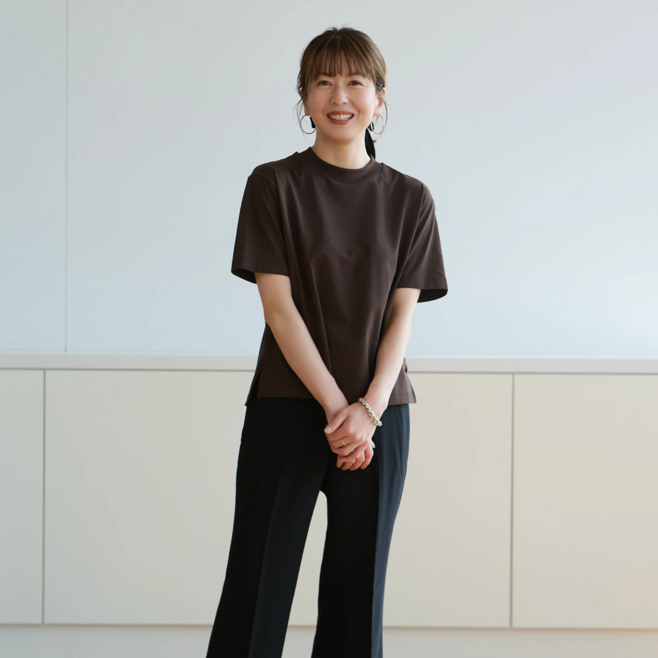 【ユニクロ秋新作】太ももすっきり「スマートフレアパンツ」は、秋冬美脚パンツの新名品！＜ユニクロの達人、エディター伊藤真知さんが選ぶ「秋のイチ推し」#５＞