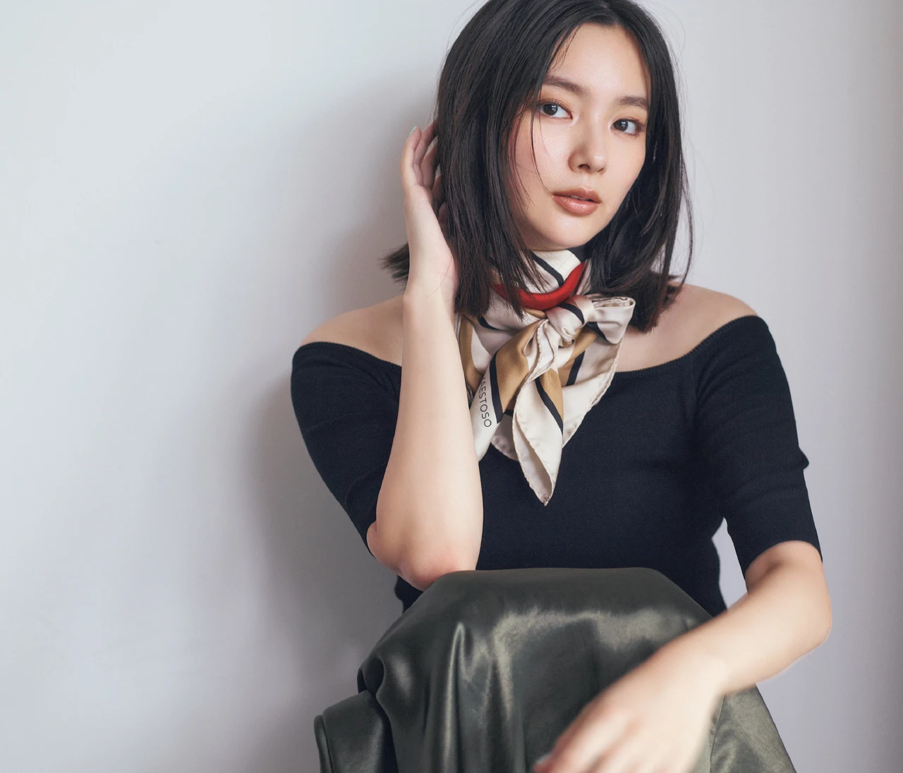 スカーフは小顔効果や秋冬の防寒にもお役立ち！「三角リボン巻き」のやり方【「スカーフ上手」になりたい！】