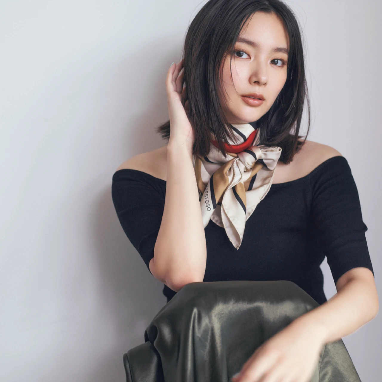 スカーフは小顔効果や秋冬の防寒にもお役立ち!「三角リボン巻き」のやり方【「スカーフ上手」になりたい!】