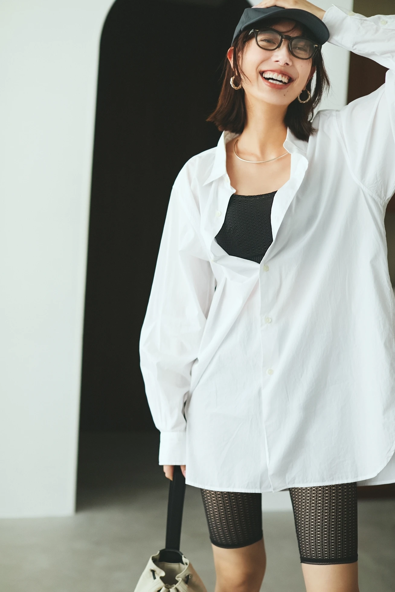 土屋巴瑞季　スタイリッシュなメッシュレースのブラとバイカーパンツで過ごすリラクシーな休日