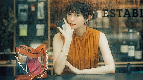 ぬれてもOK!今トレンドの【PVCバッグ】なら雨の日も無敵の可愛さ!