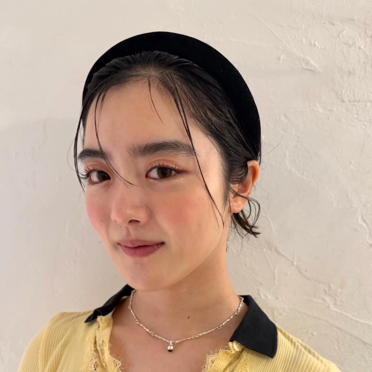 【2026年暑さ対策の涼し気ヘアアレンジ】洒落感アップ! ちょいモードなゆるシニヨン