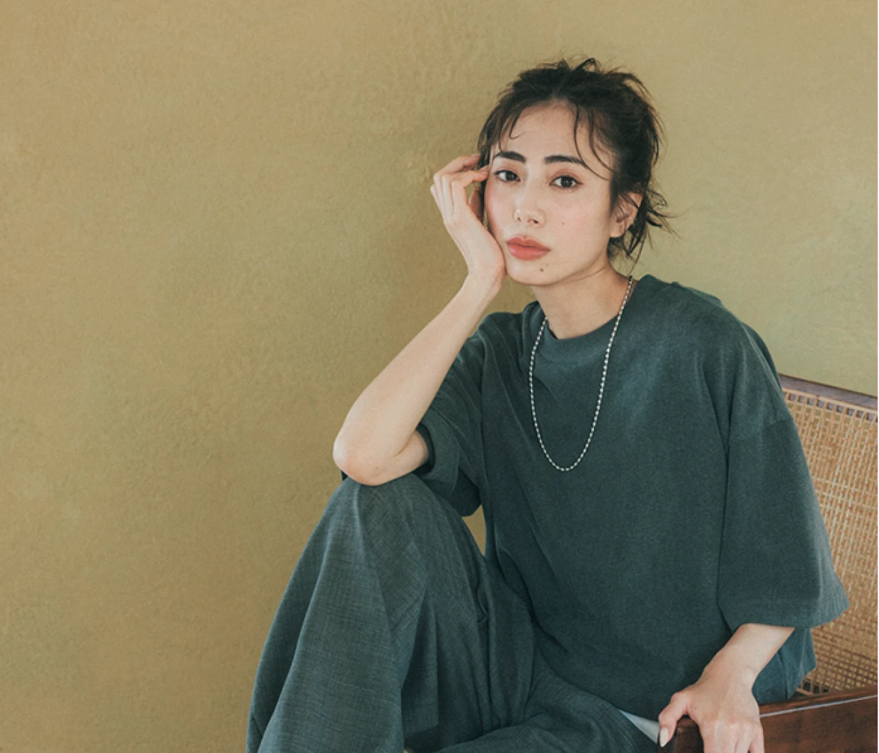 予想最高気温35℃/ニュアンスTはリッチなワントーンで洗練カジュアルに【BAILA今日のコーデ】