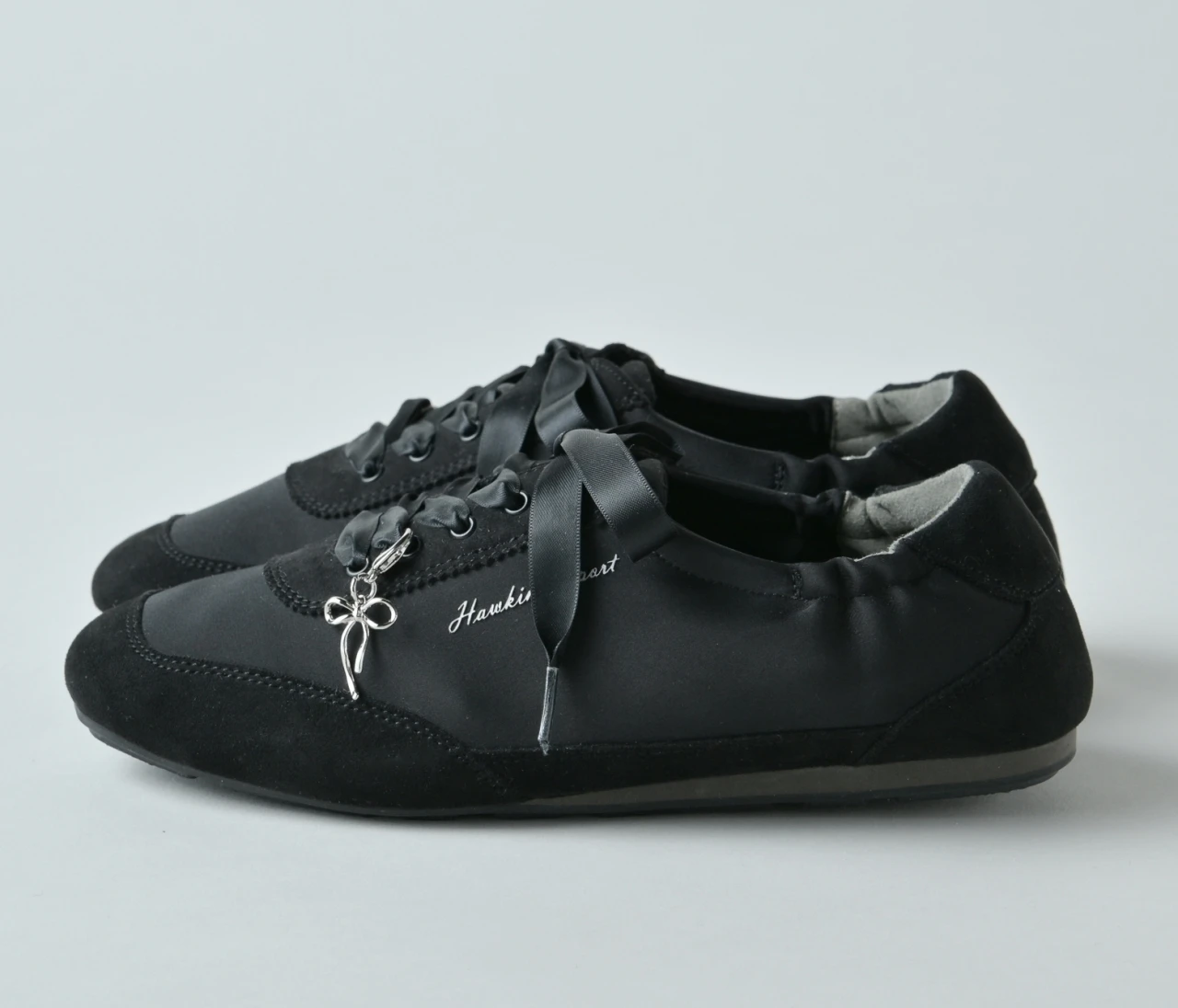 スカートと好相性。大人可愛い「ホーキンススポーツ」のバレエスニーカー【きれいめ服に似合う黒スニーカー】