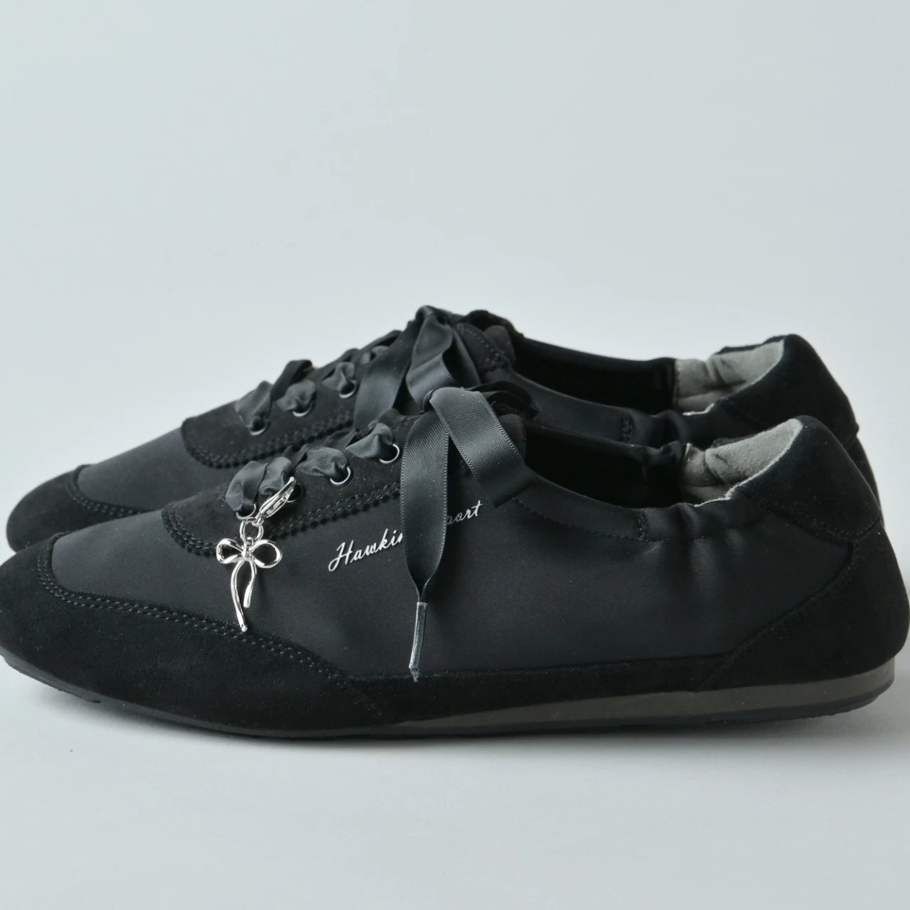 スカートと好相性。大人可愛い「ホーキンススポーツ」のバレエスニーカー【きれいめ服に似合う黒スニーカー】