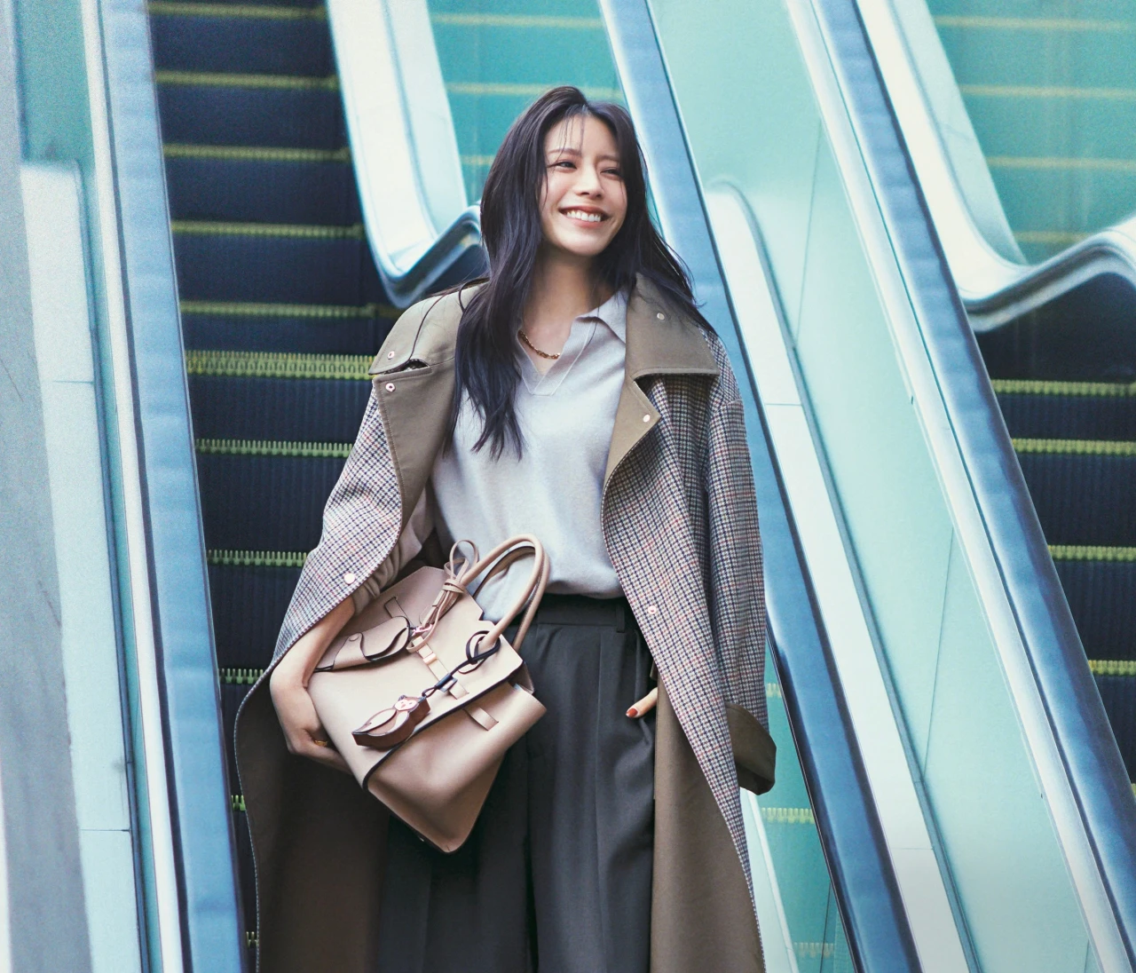 【スラックスコーデ】ニュアンスカラーが得意になるグレーワイドパンツを新定番に【BAILA今日のコーデ】