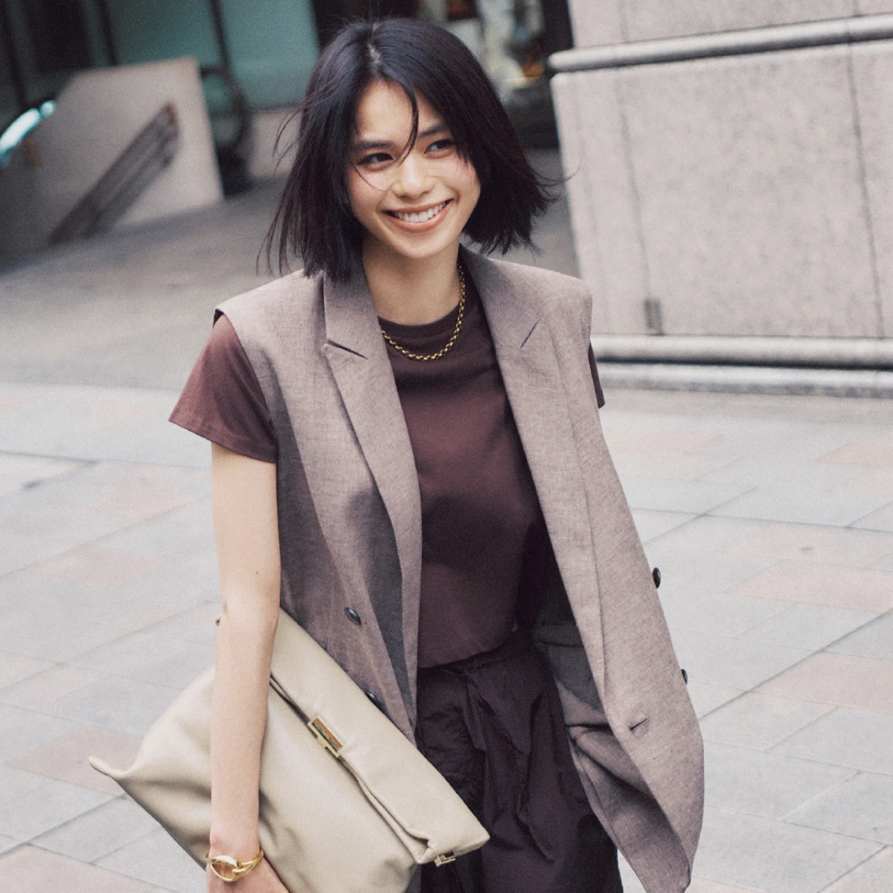 この夏も「ジレ」さえあればOK!軽やかなまま奥行きが生まれる涼感ジレの通勤コーデ4選