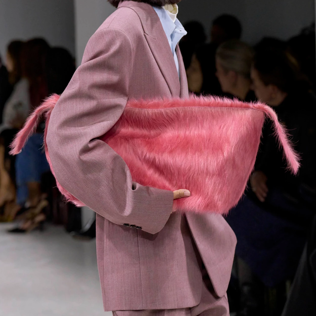 【BOTTEGA VENETA（ボッテガ・ヴェネタ）】憧れのマスターピース「カバ」が進化。オーバーサイズクラッチが誕生