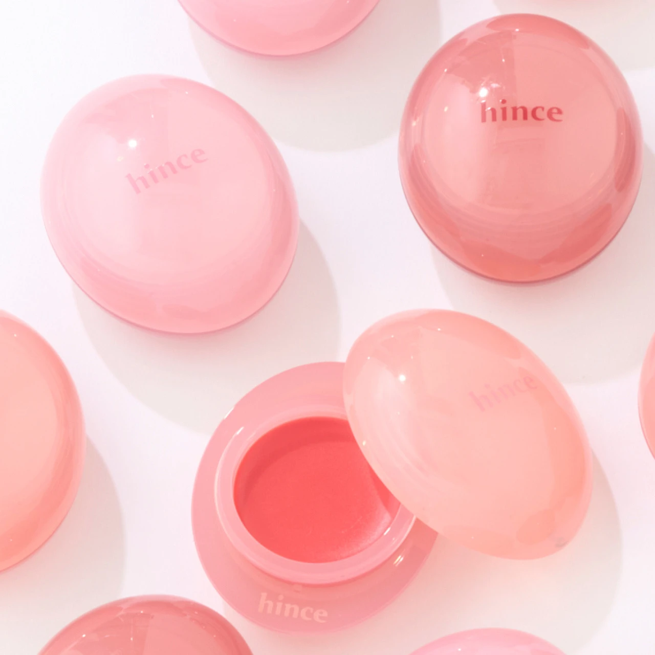 リップもチークもこれ一個！手のひらサイズでマルチに使える「ヒンス」の「ロウグロウデューイーボール」【30代の三つ星プチプラコスメ】