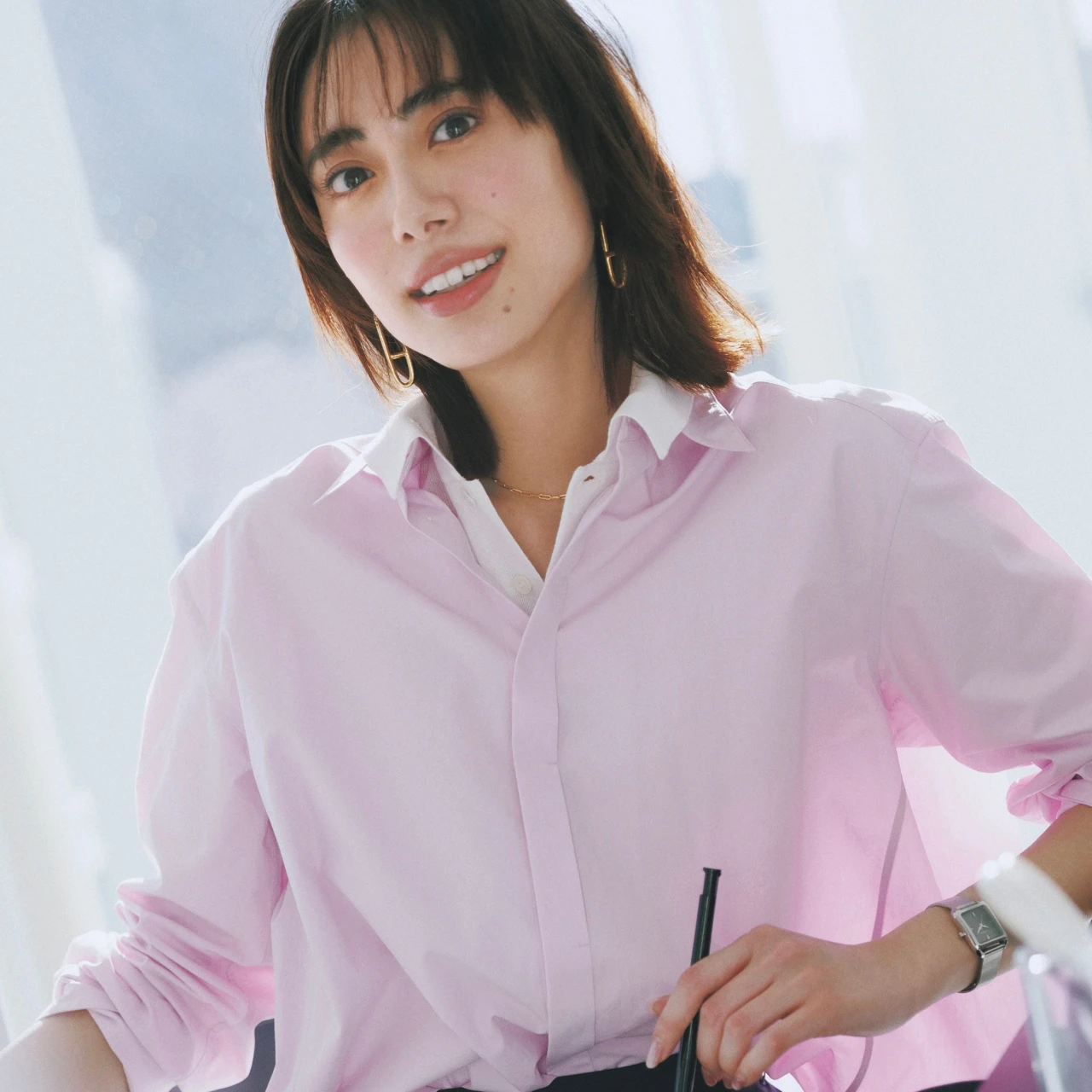 【可愛げシャツコーデ】甘い色で生真面目トップスを華やかにイメチェン！【BAILA今日のコーデ】