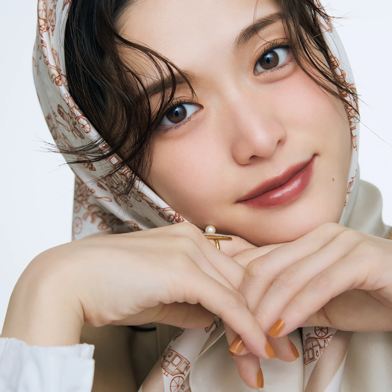 【松村沙友理と春新色コスメ】パリのムードをまとう、スックのモーブブラウンリップ