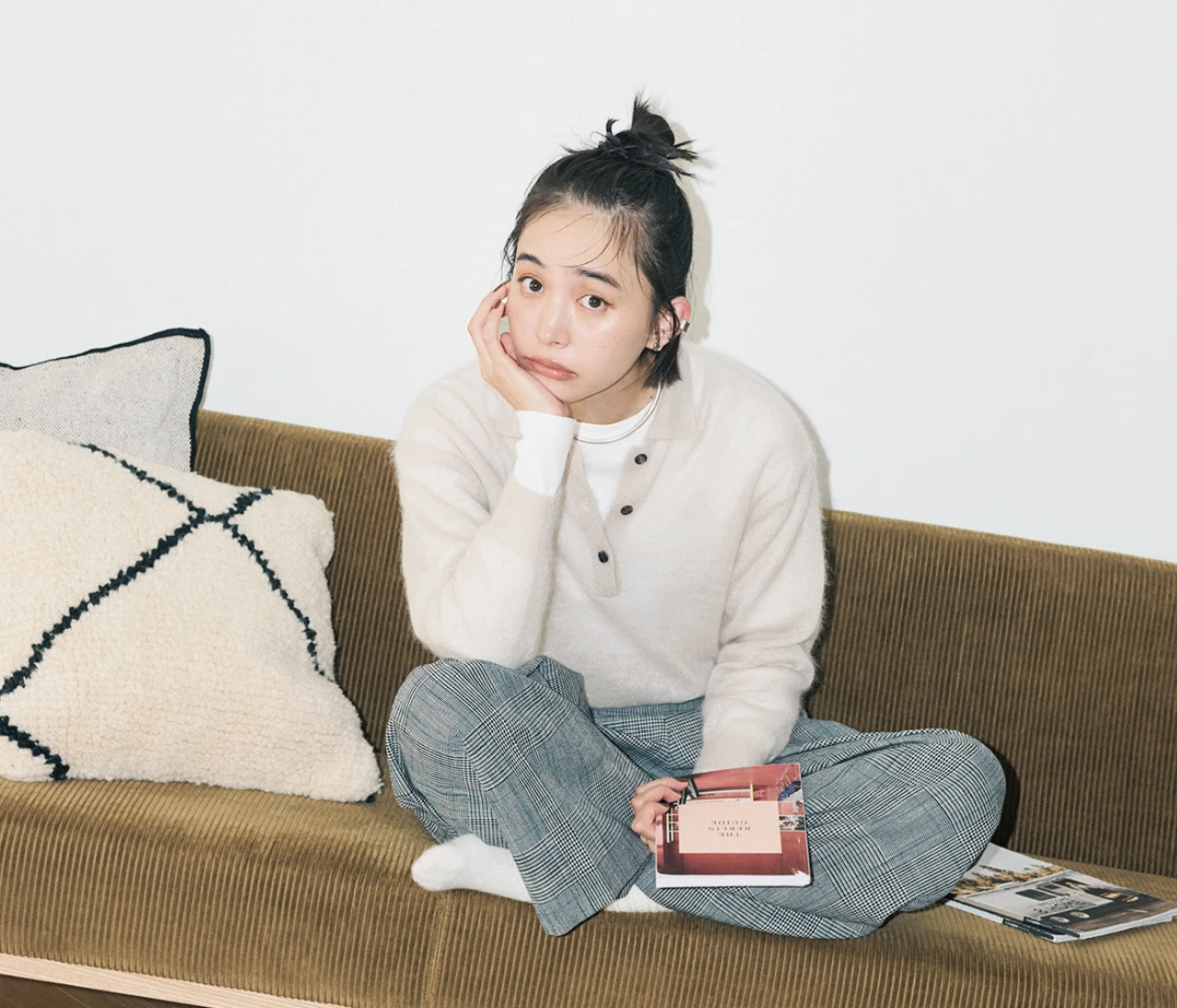 井桁弘恵さんが着回し!気温差が激しい秋冬に使える「透け感ポロニット」