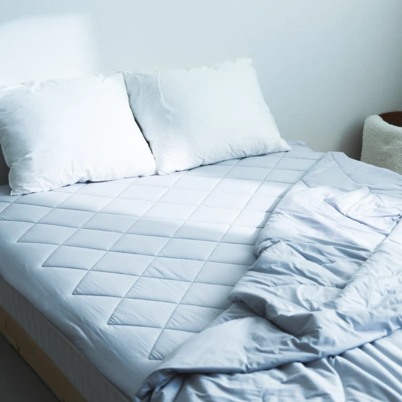 蒸し暑く、寝苦しい夜を変える【BAKUNE(バクネ)】の機能性寝具に注目