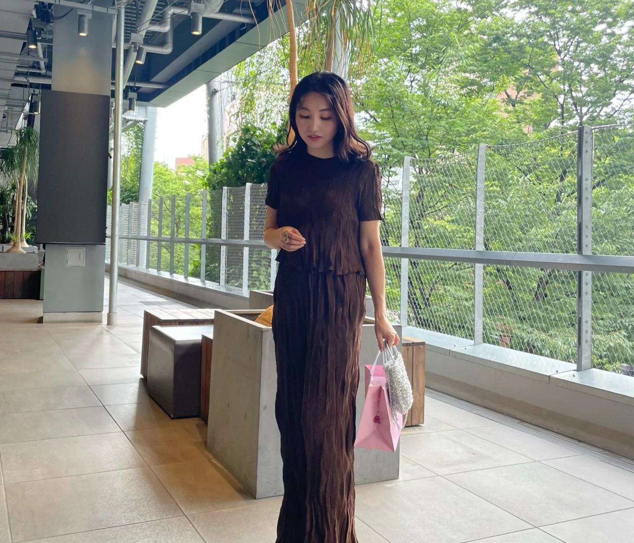 タイ発ブランド「ゴンディッドデザイン」プリーツ素材がこなれ感あり