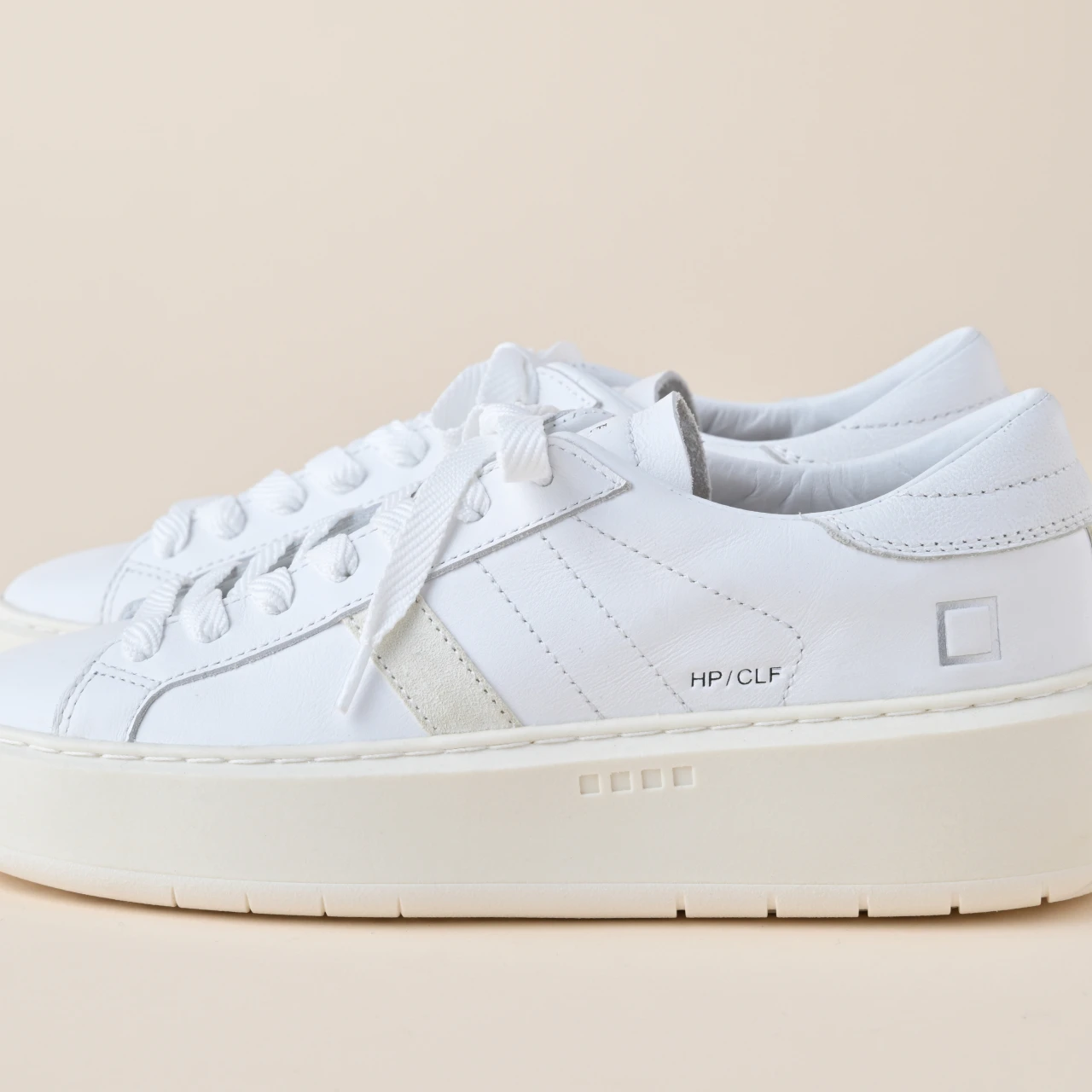 【デイト 白スニーカー】着用レビューも! HILL LOW PLATFORM CALFは、ゴツめソールが今っぽい!「きれいめ服に似合う白スニーカー vol.91」