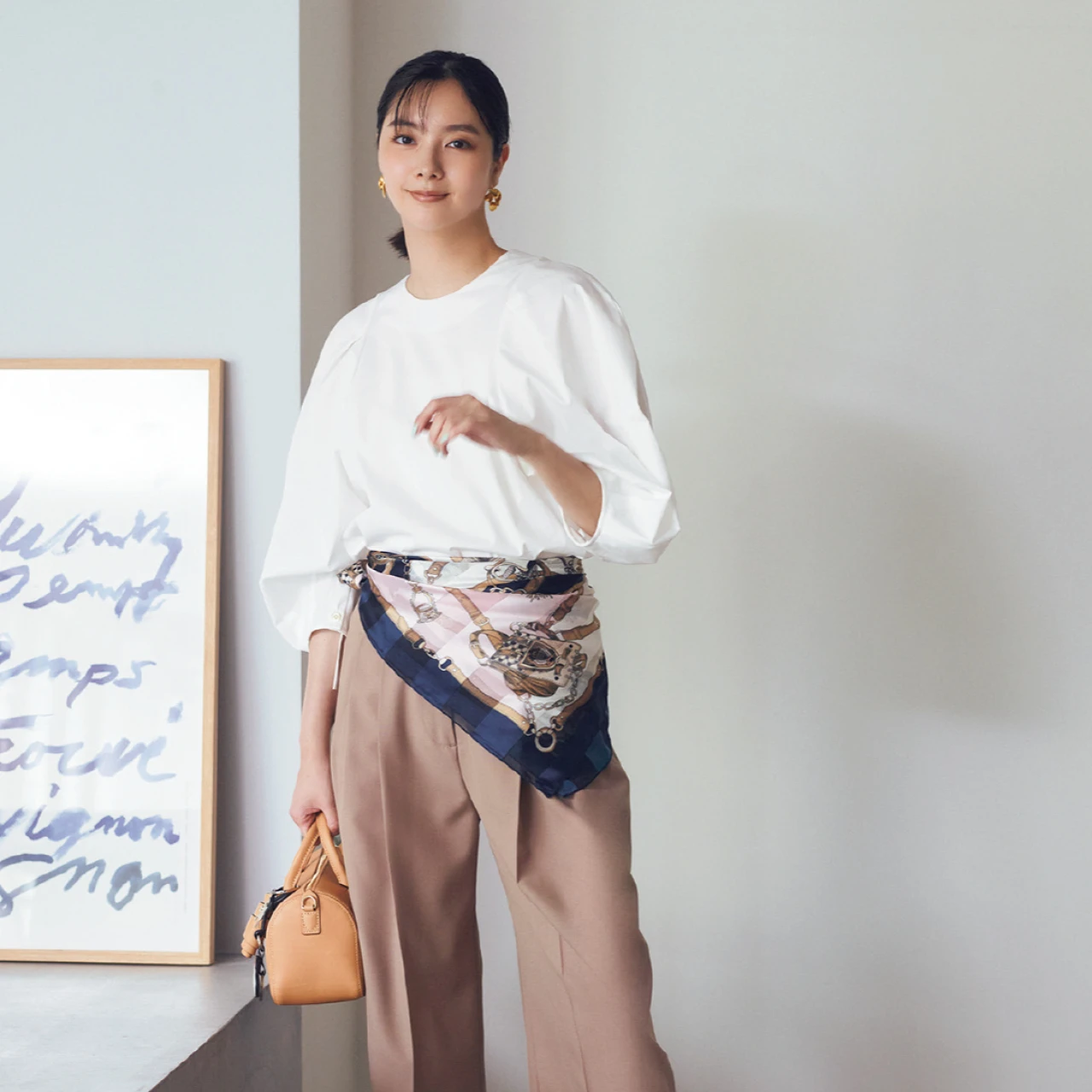 スカーフを腰巻きしてきれいめパンツをアップデート【「スカーフ上手」になりたい!】