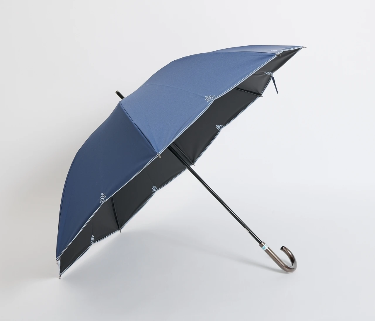 【AURORA（オーロラ）】2026新作日傘「BLAO 最強級遮熱 刺しゅう晴雨兼用傘」をレビュー！UVカット率やデザインは？本気で日除けしたいならコレ