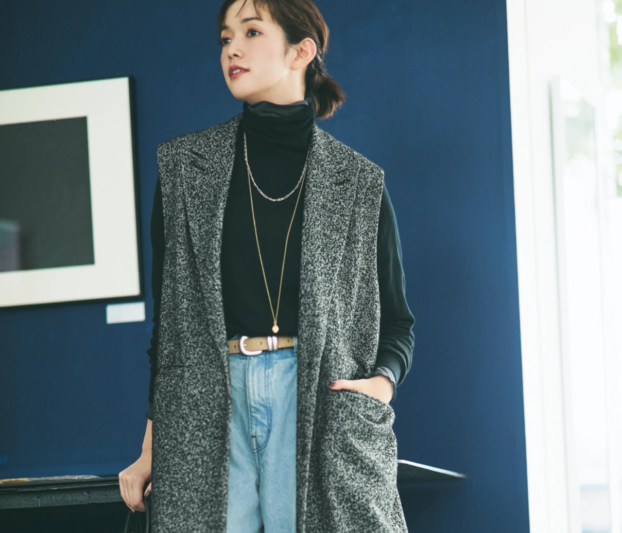 【体型カバーがかなう】「長め丈ジレ」をアウター代わりに、秋冬の“ずんぐり”見え回避！