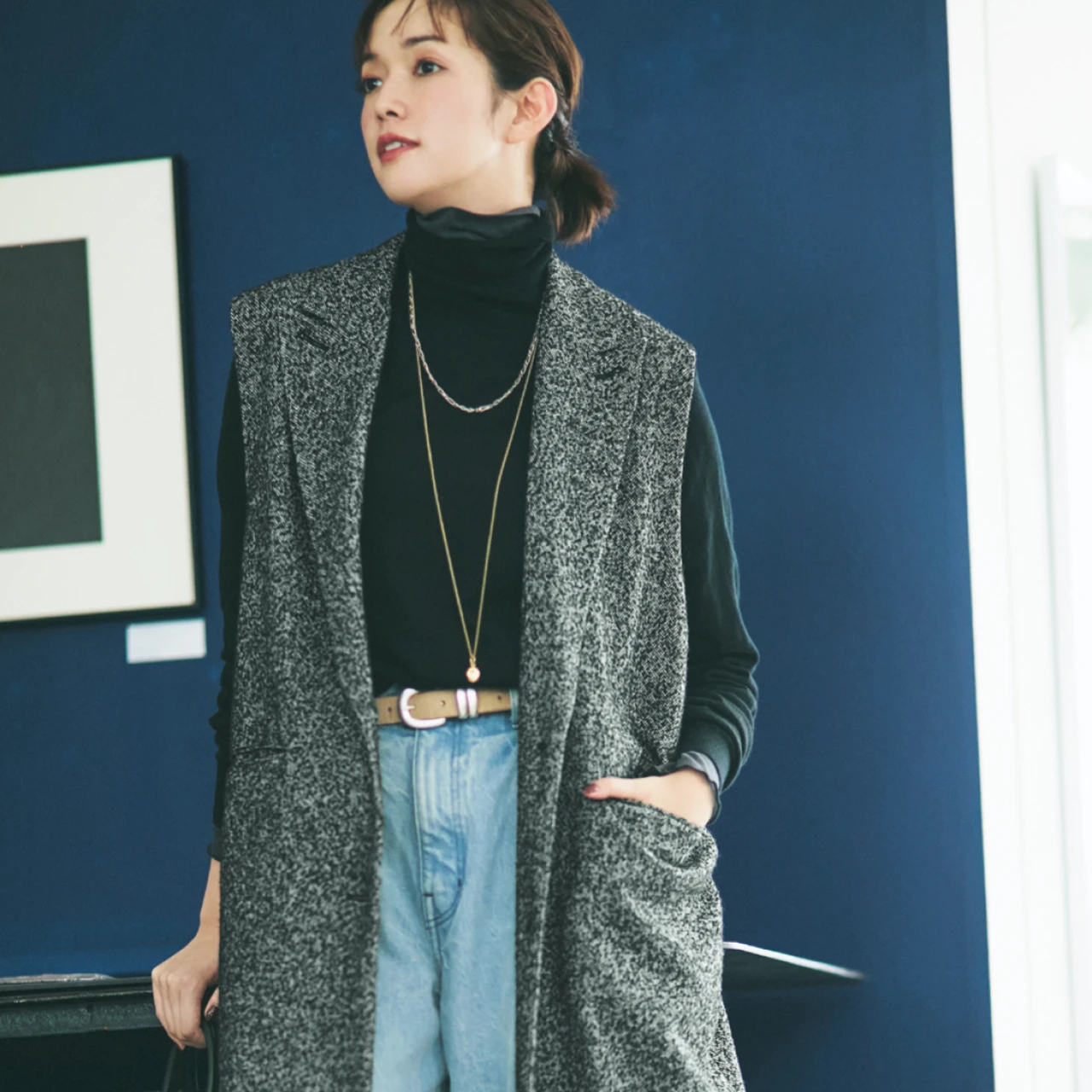 【体型カバーがかなう】「長め丈ジレ」をアウター代わりに、秋冬の“ずんぐり”見え回避！