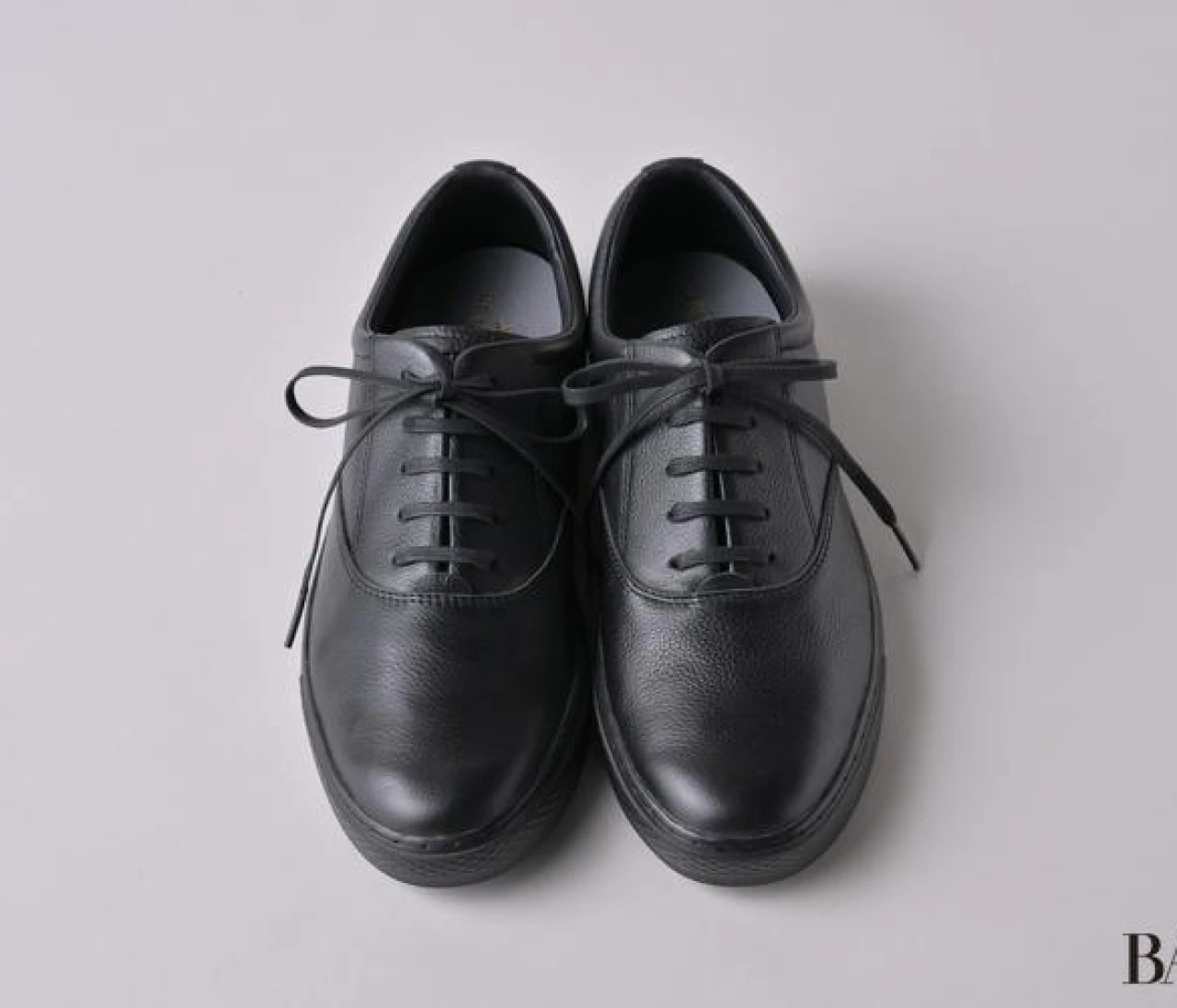 【写真】通勤でもはけるレザースニーカー