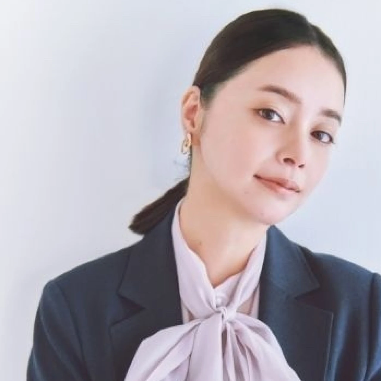 登壇シーンにぴったりのヘア＆メイク。時短で決まる「センター分けタイト×ベージュリップ」