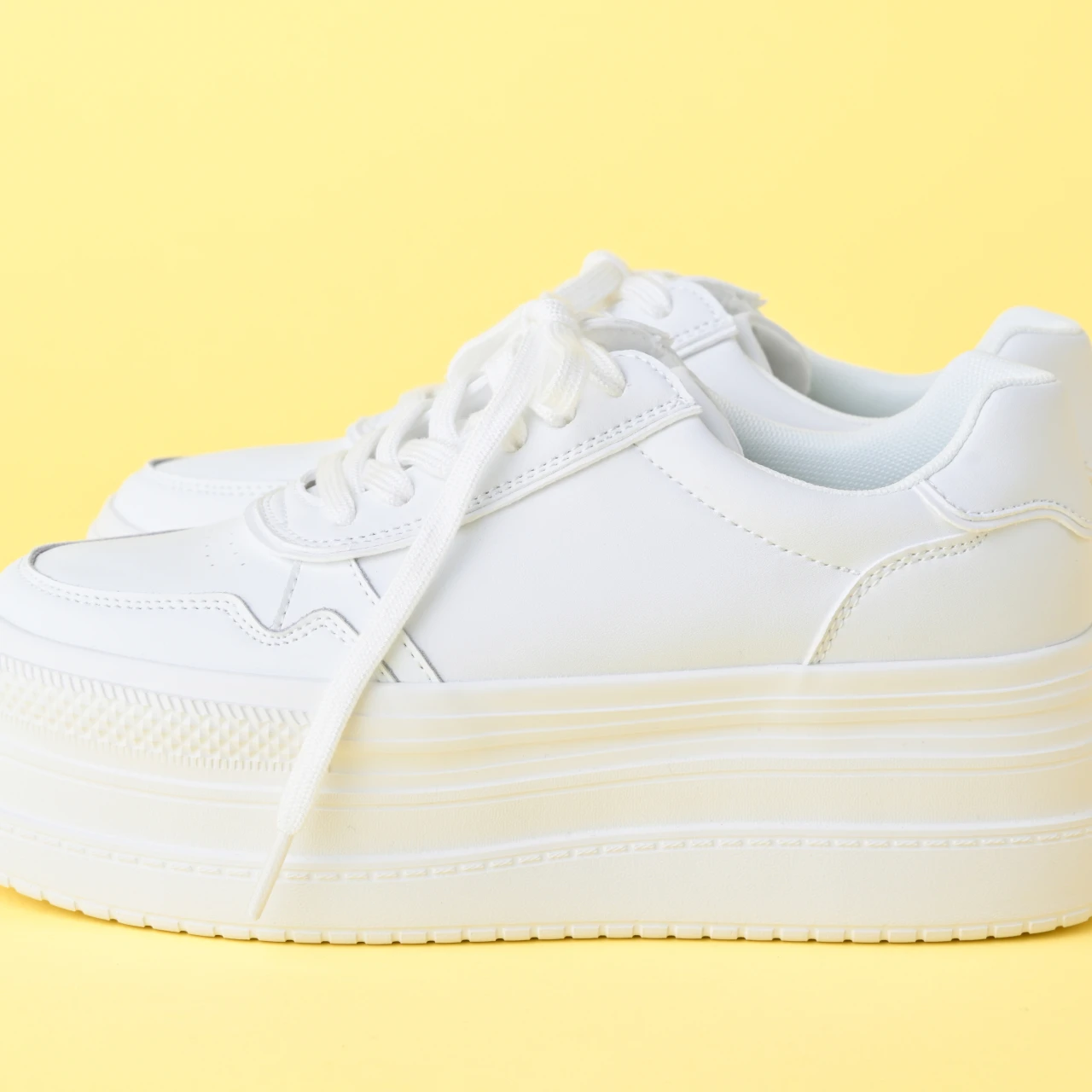 【ORTR（オーアールティーアール） 白スニーカー】着用レビューも！ 軽量で歩きやすい、厚底ローカットスニーカー 「きれいめ服に似合う白スニーカー vol.89」