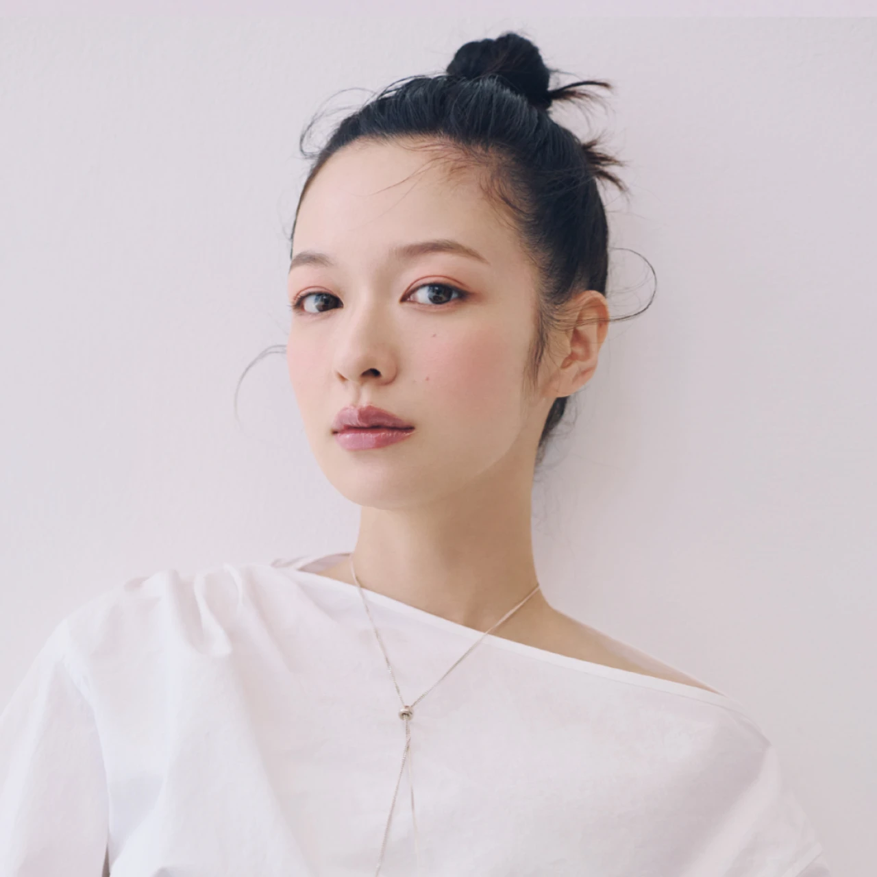 秋の唇はほどよい透け感のバームリップで大人の可愛げを【大人の秋の“多幸感”メイク】