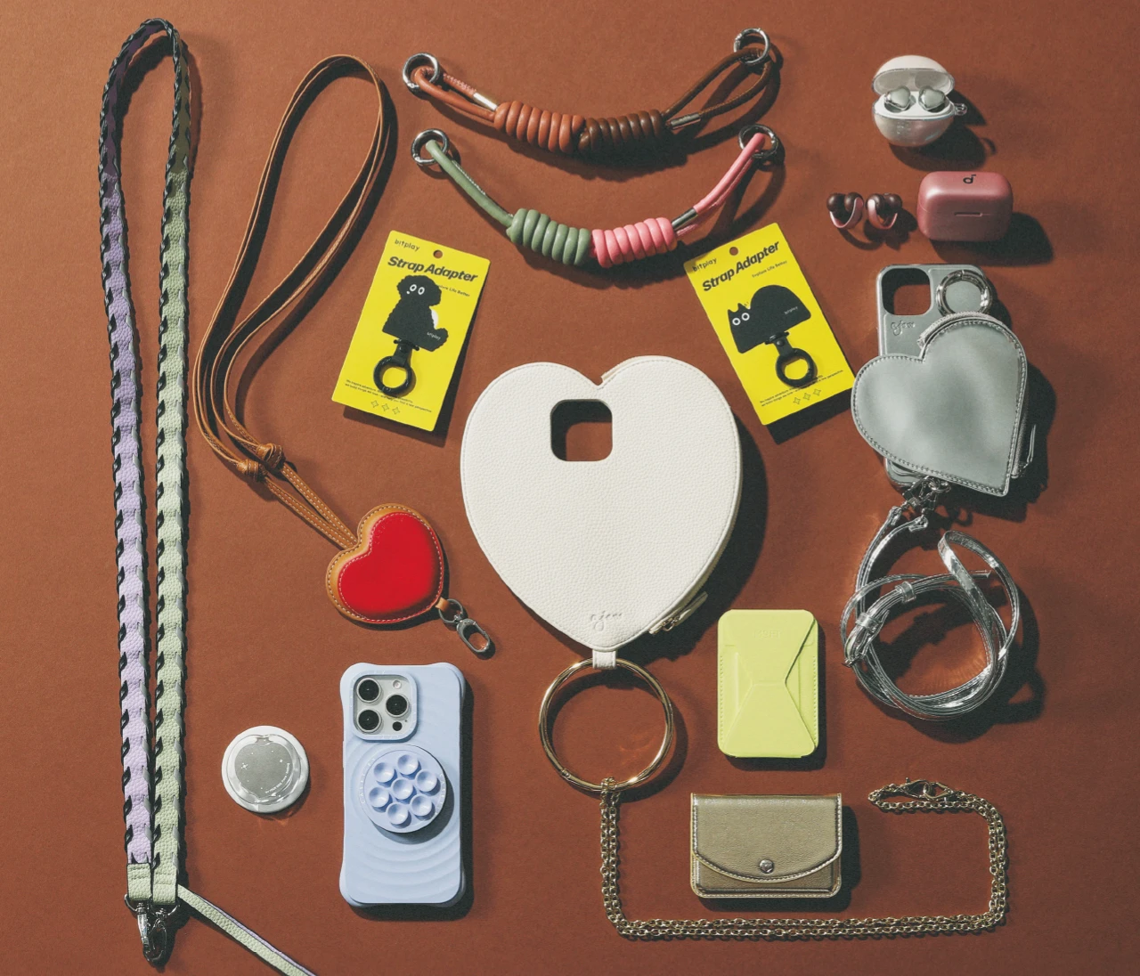 【オンオフ使える「スマホアクセサリー」14選】スマホケース、ストラップ、ワイヤレスイヤホン…色や形で目線を集めて！