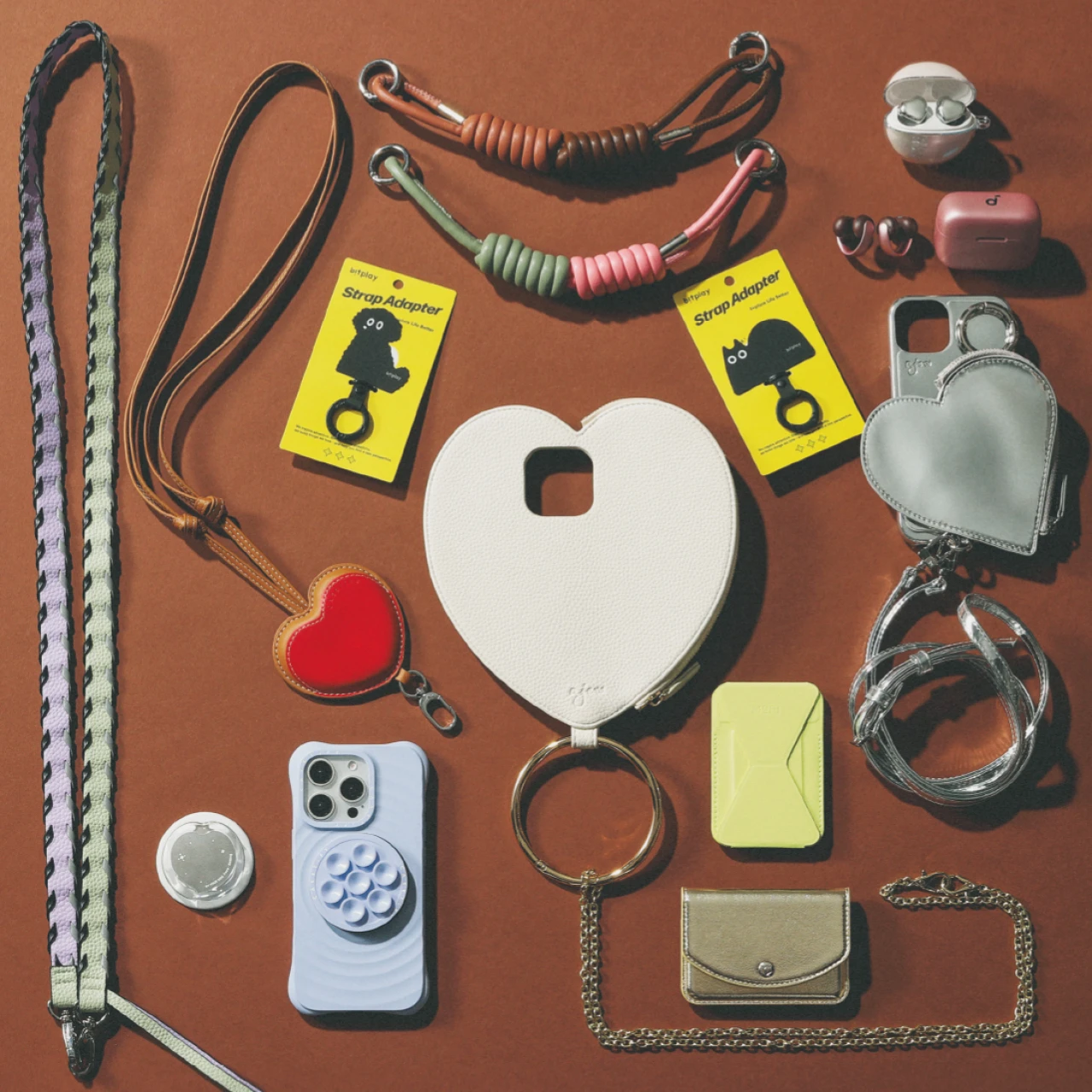 【オンオフ使える「スマホアクセサリー」14選】スマホケース、ストラップ、ワイヤレスイヤホン…色や形で目線を集めて!
