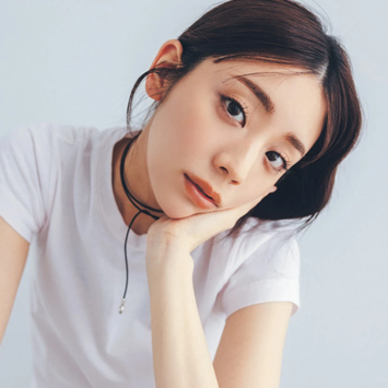 【Tシャツを着る日のメイクどうする？】ニュアンスカラーTにはしっかりめ眉＆甘めピンクメイクで洒落見え！