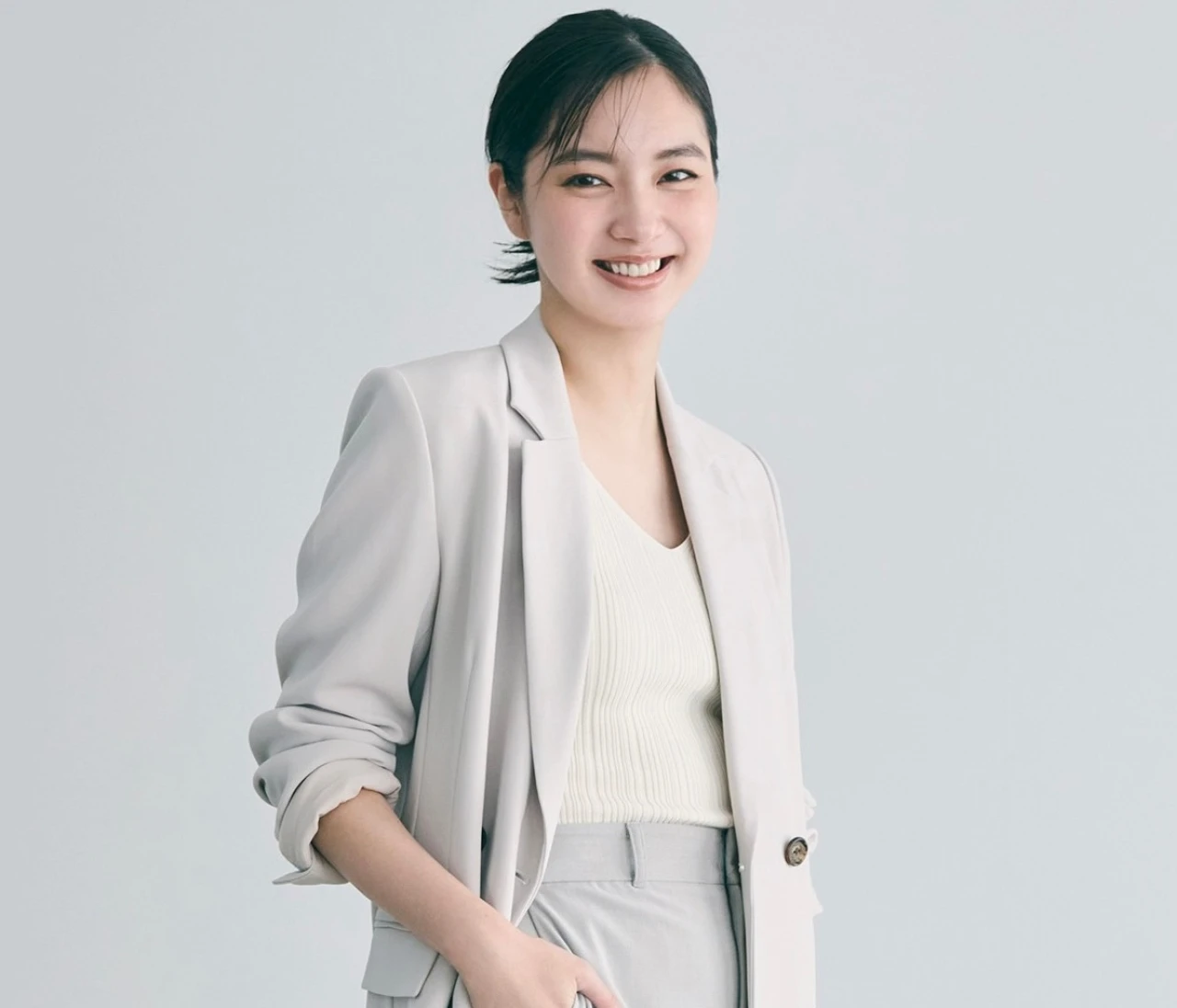 予想最高気温30℃／知的なスカートは白スニーカーでキレよく仕上げて【BAILA今日のコーデ】