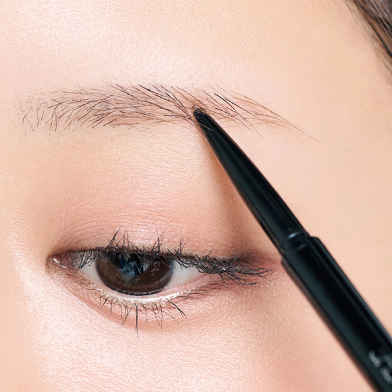 大人眉の正解「薄アーチ眉」はどう作る？ 最旬アイブロウのHOW TOを詳しく解説！