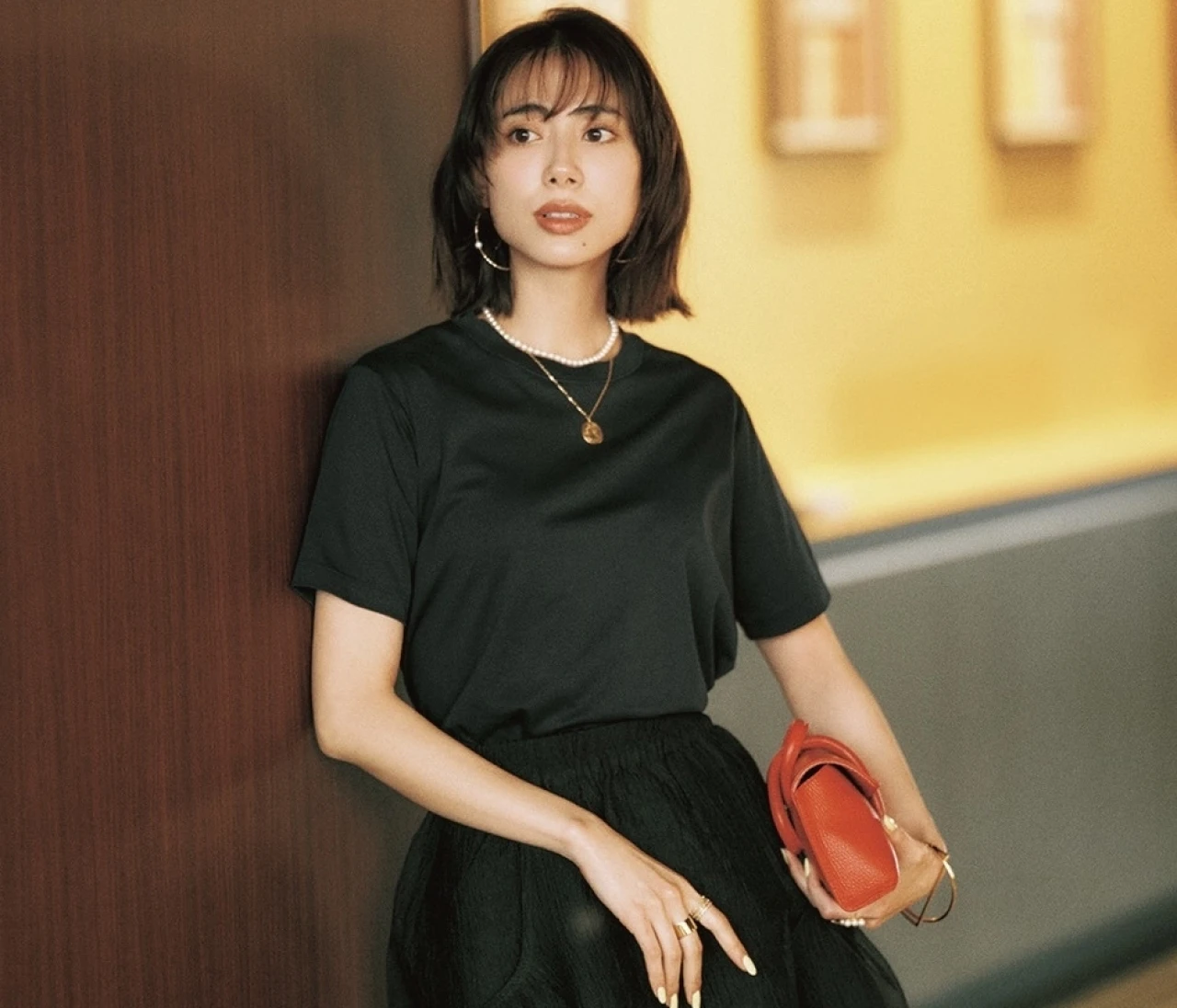 【Tシャツ×スカートコーデ】“ぴたふわ”シルエットで黒をドラマチックに【BAILA今日のコーデ】