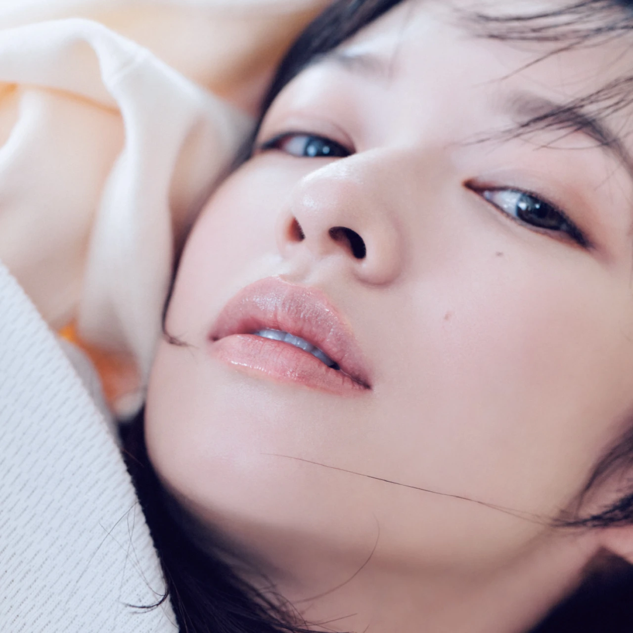 今流行の“タンフルリップ”、ヌードベージュを選んで大人可愛くつけこなして