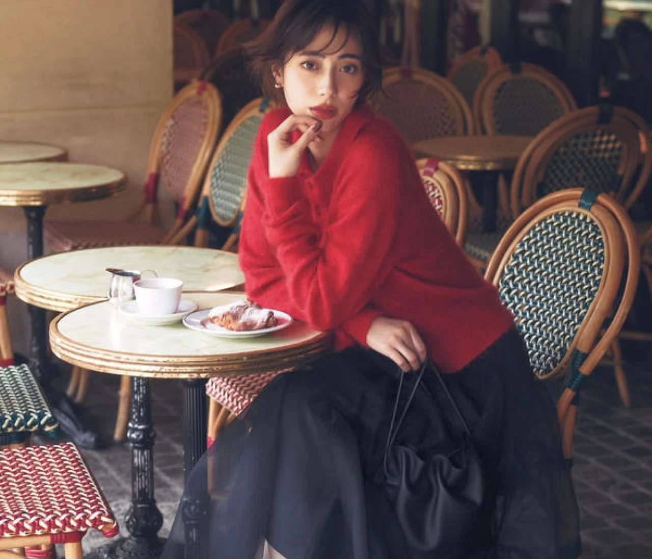 【スニーカーコーデ】レディライクな着こなしにはローテクがマッチ【BAILA今日のコーデ】