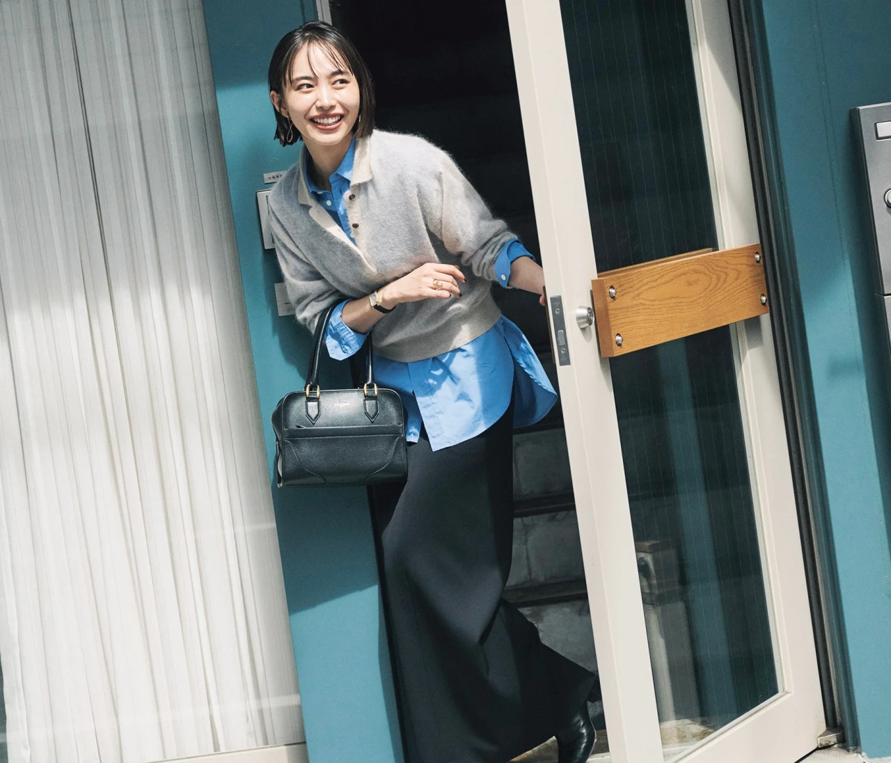 【ポロニットコーデ】ブルーのシャツをさし込んだ抜け感スタイル通勤！【BAILA今日のコーデ】