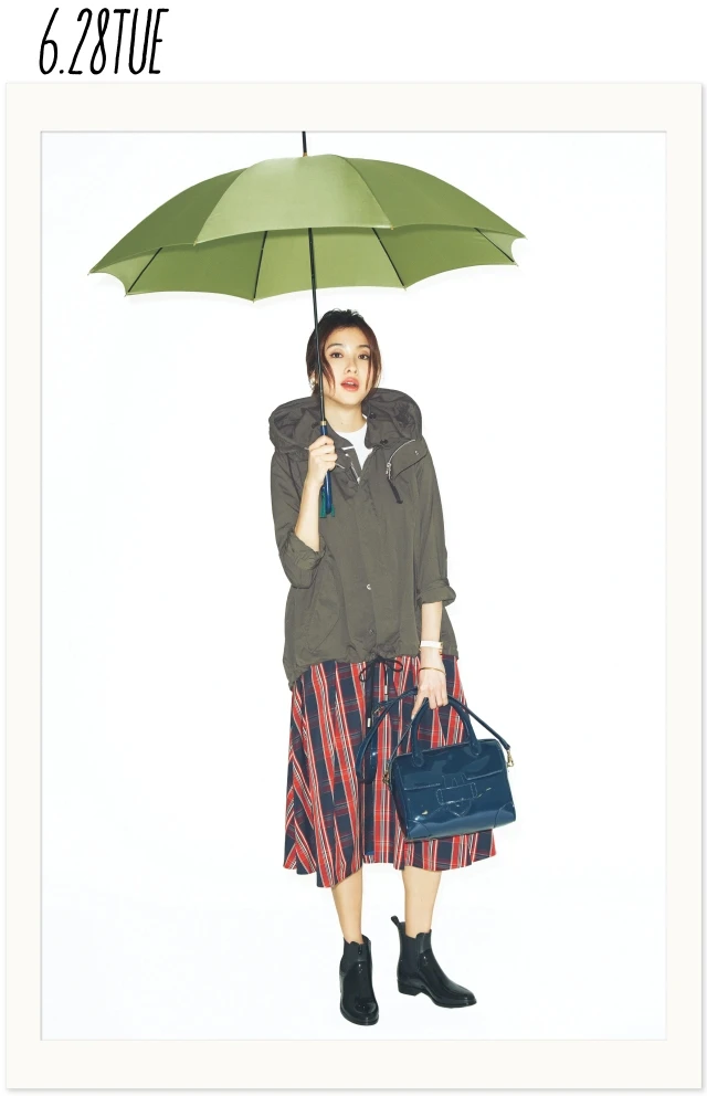 大雨の日でも慌てない! 雨対応名品で、大人の「“雨”完全防備」スタイルをおしゃれに叶えよう