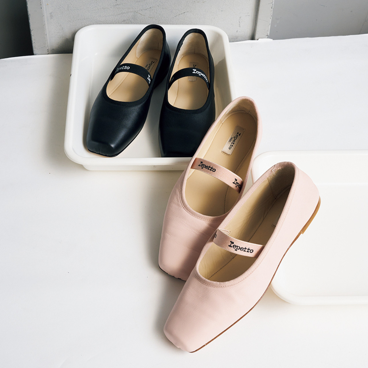 【Repetto（レペット）】新モデル「リスベット」は、ロゴ入りのゴムストラップがポイント！