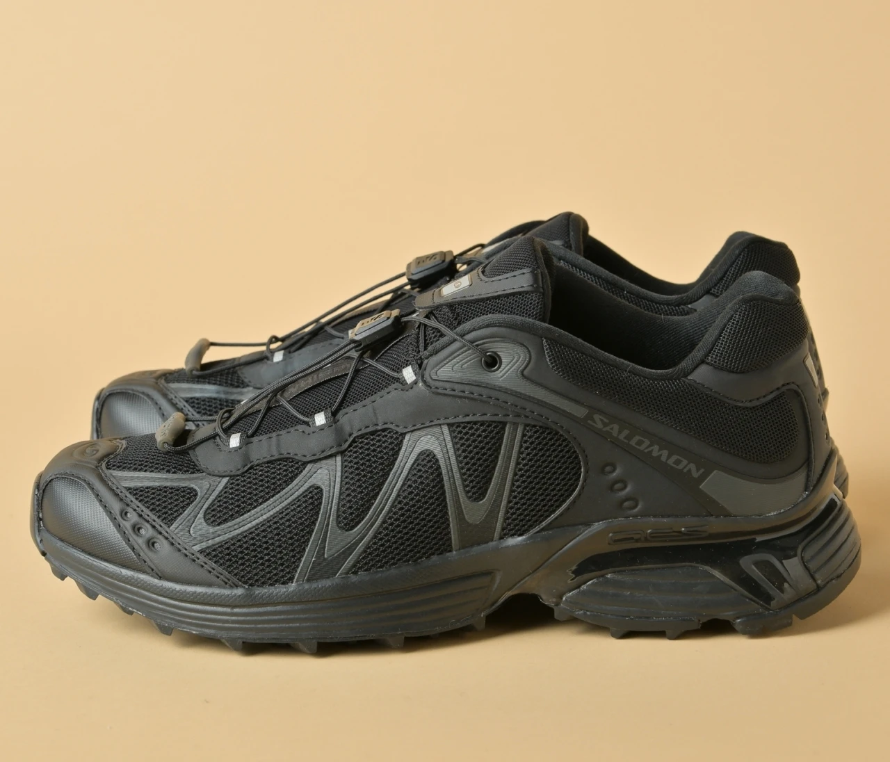 見た目も履き心地も軽やか！「サロモン」の「XT-WHISPER」【きれいめ服に似合う黒スニーカー】