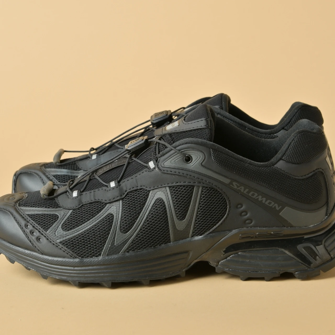 見た目も履き心地も軽やか！「サロモン」の「XT-WHISPER」【きれいめ服に似合う黒スニーカー】