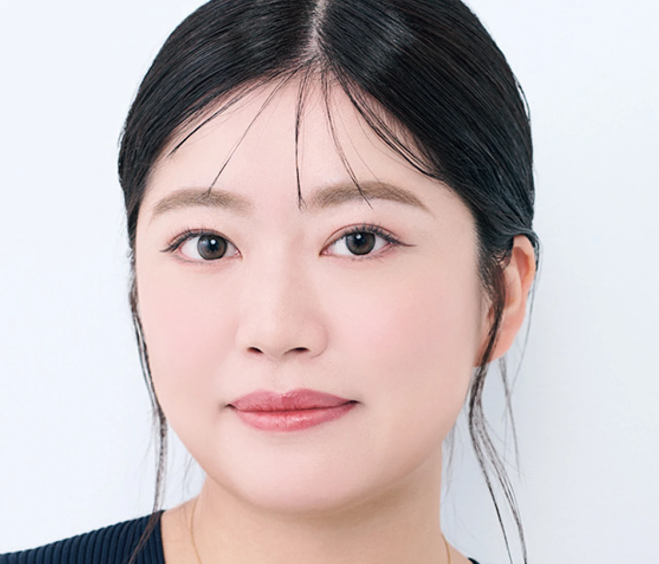 K毛がまばらな眉はすき間をパウダー埋めて理想の薄アーチ眉に！【お悩み別・働く大人の正解眉の作り方】