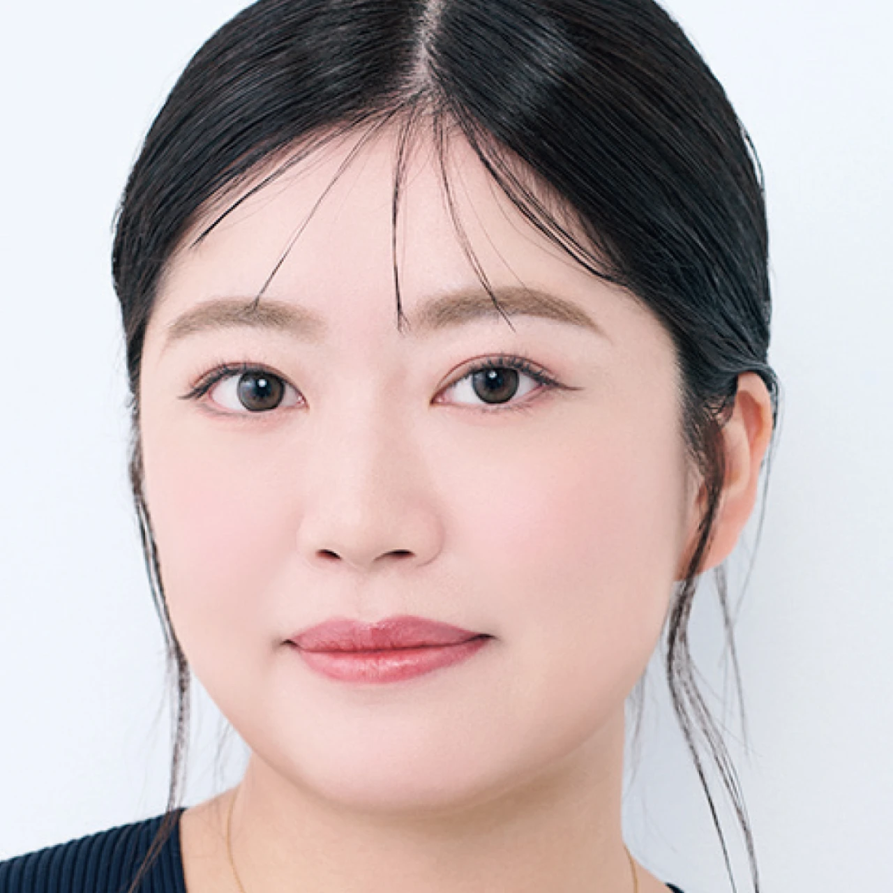 K毛がまばらな眉はすき間をパウダー埋めて理想の薄アーチ眉に！【お悩み別・働く大人の正解眉の作り方】