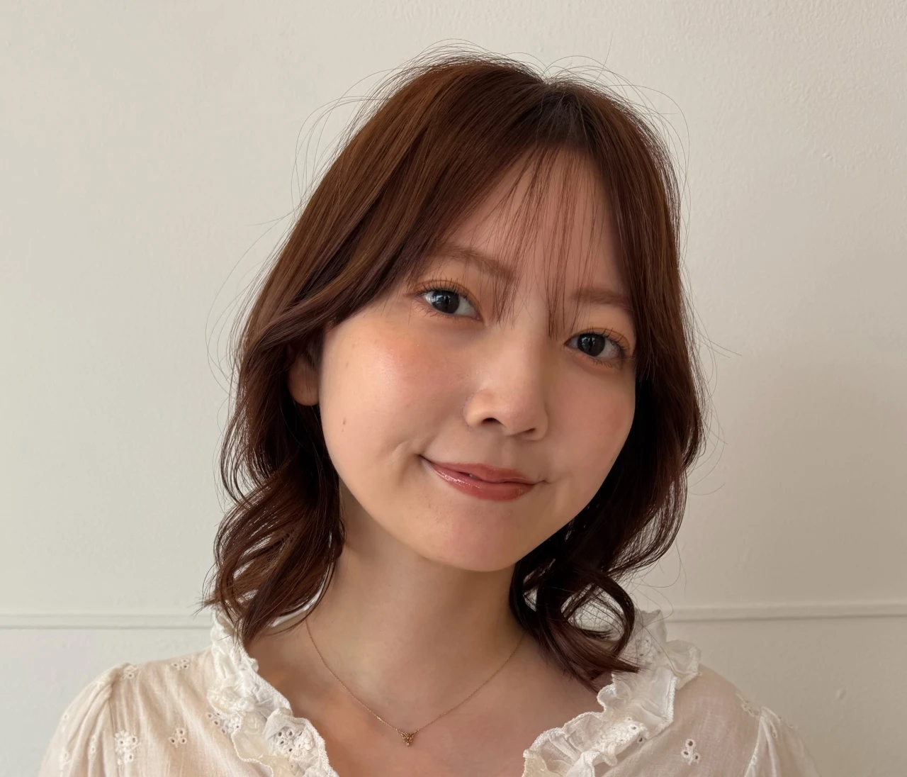 【2026年秋トレンドレイヤー】ゆるっと柔らかなエアリーカールが決め手！ キュートミディ