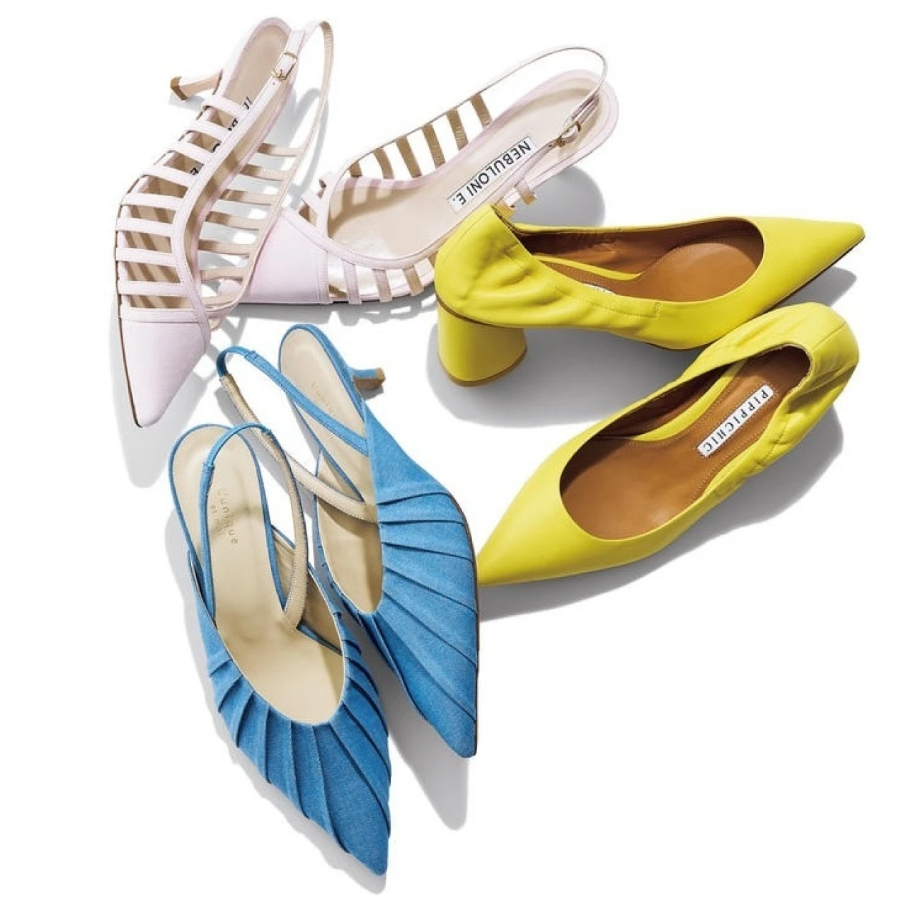 定番のワイドパンツが垢抜ける！ きれい色のポインテッドパンプスを春コーデのアクセントに