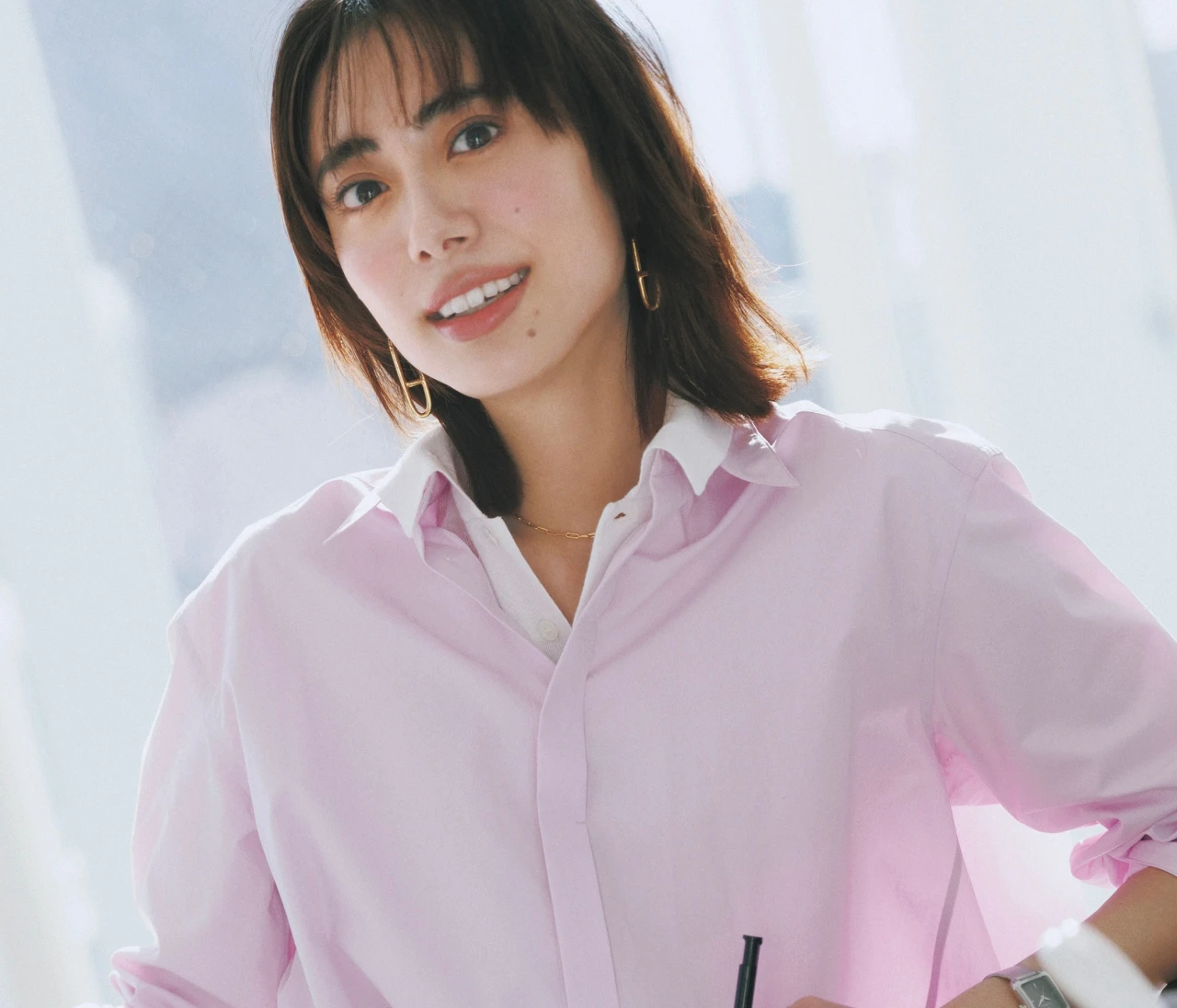 【可愛げシャツコーデ】甘い色で生真面目トップスを華やかにイメチェン！【BAILA今日のコーデ】